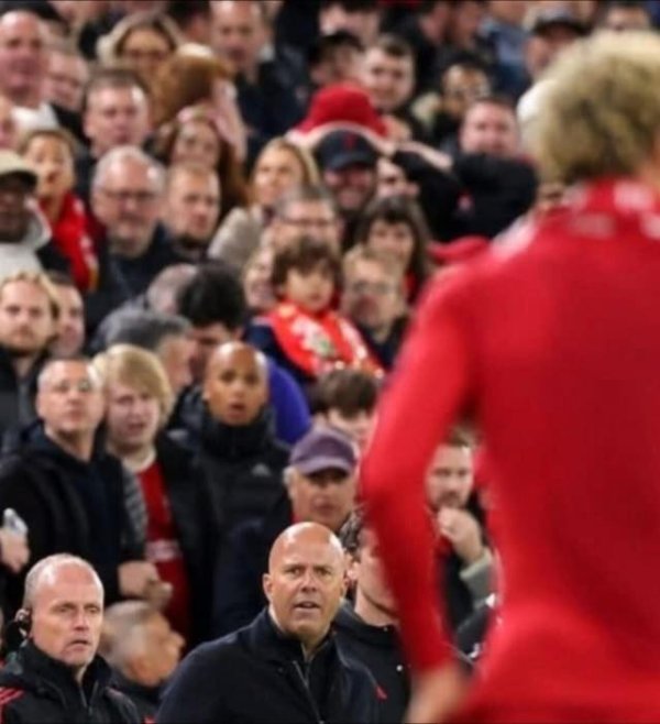 倍加网配资 史诗级同框埃基蒂克脱衣染红瞬间斯洛特死亡凝视表情生气